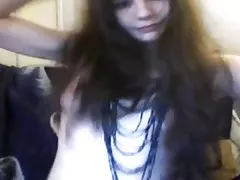 En hårete 18 år gammel jente med kremet fitte på webcam