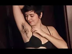 Sexy hårete fitte babe snakker om hennes fantastiske kroppshår