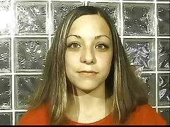 Brunette klatrer på senga og sprer bena