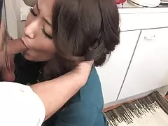 Brunette med en krage får henne clit ertet med leker