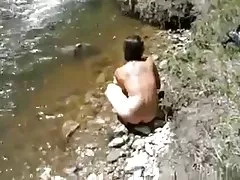 Morgan tar et bad på river