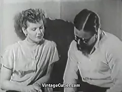 Hårete gutt gjennomtrengende hans nye venn (1950-tallet vintage)