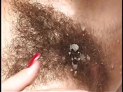 Hårete blond med svart bush og store rumpa rir hardt!