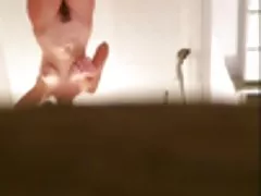 Slow motion hårete busk kone komme ut av dusjen